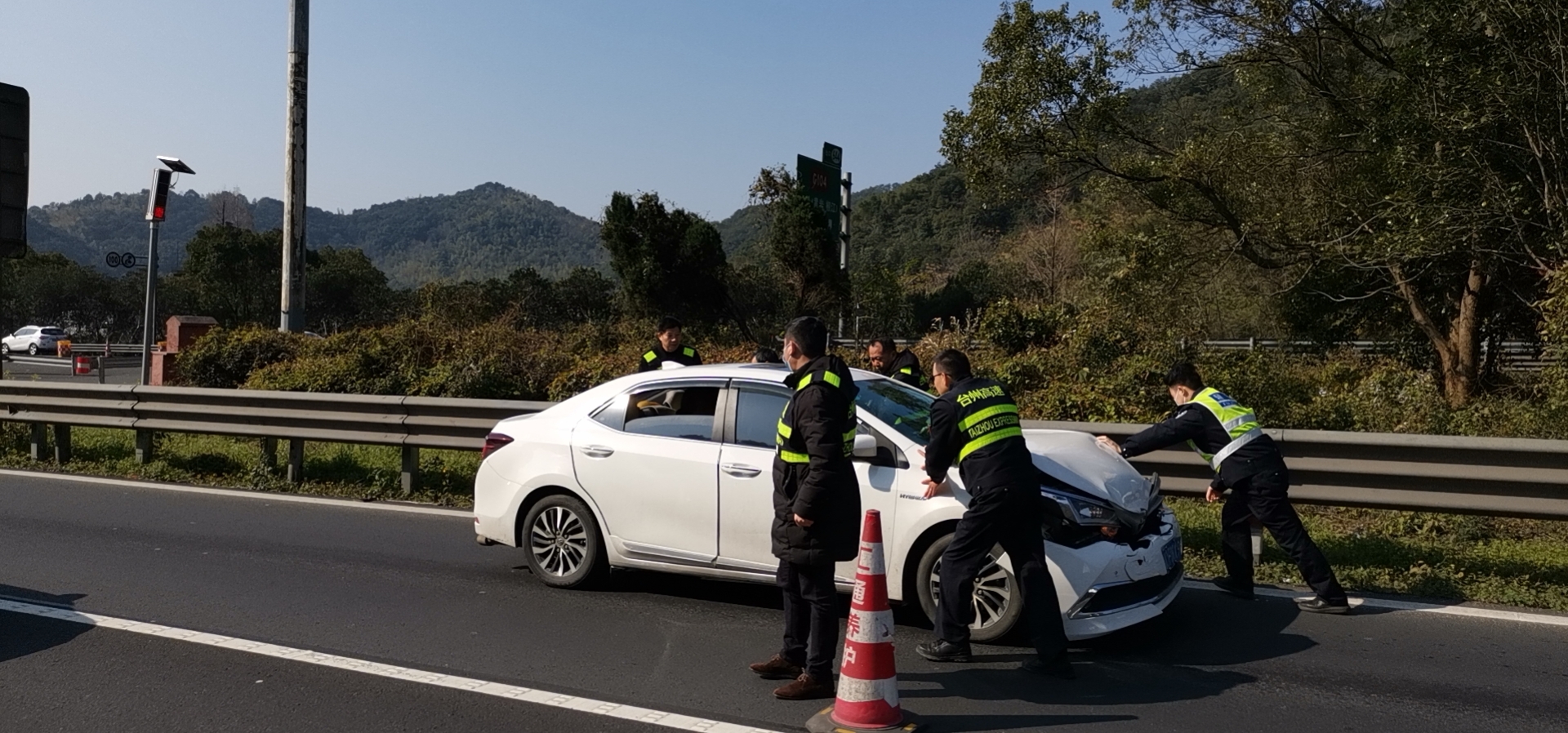 2月5日二車(chē)追尾事故車(chē)現場(chǎng)毛洪迅.jpg