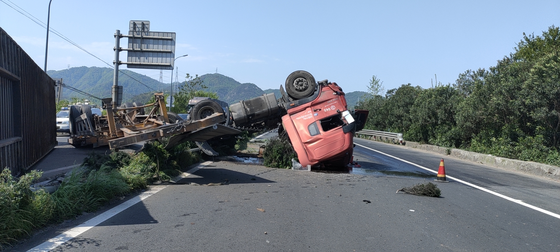 集裝箱翻車(chē)事故現場(chǎng)1.jpg