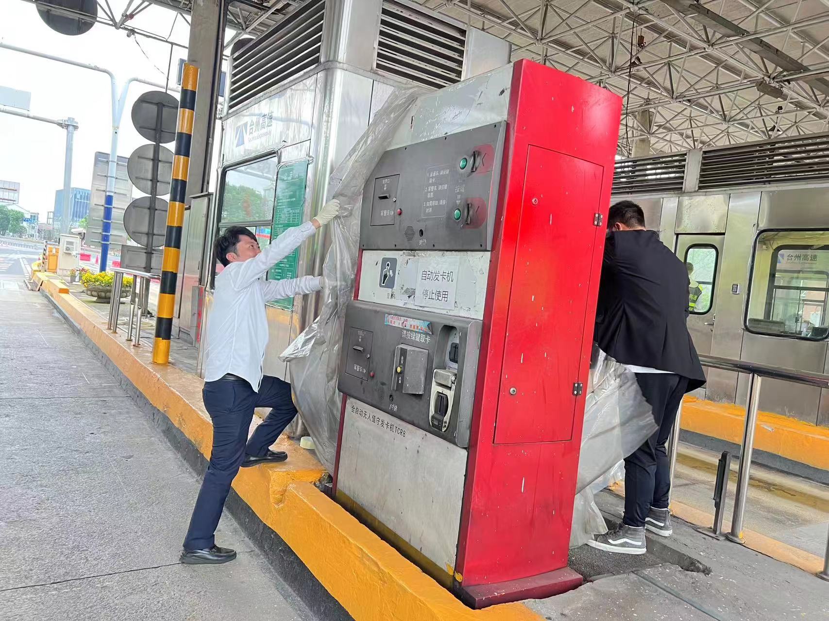 20230511 圖為車(chē)道打掃現場(chǎng) 王蓉萍攝 (2).jpg